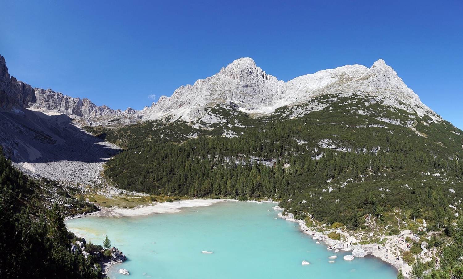Tyrkysové jezero Lago di Sorapis pod skalním masivem Sorapiss