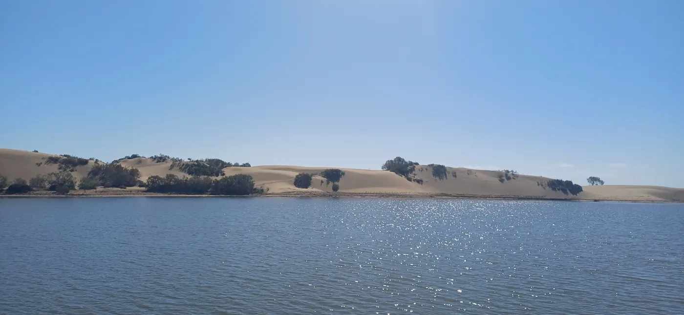 Laguna Charca de Maspalomas s dunovým hřebenem za ní