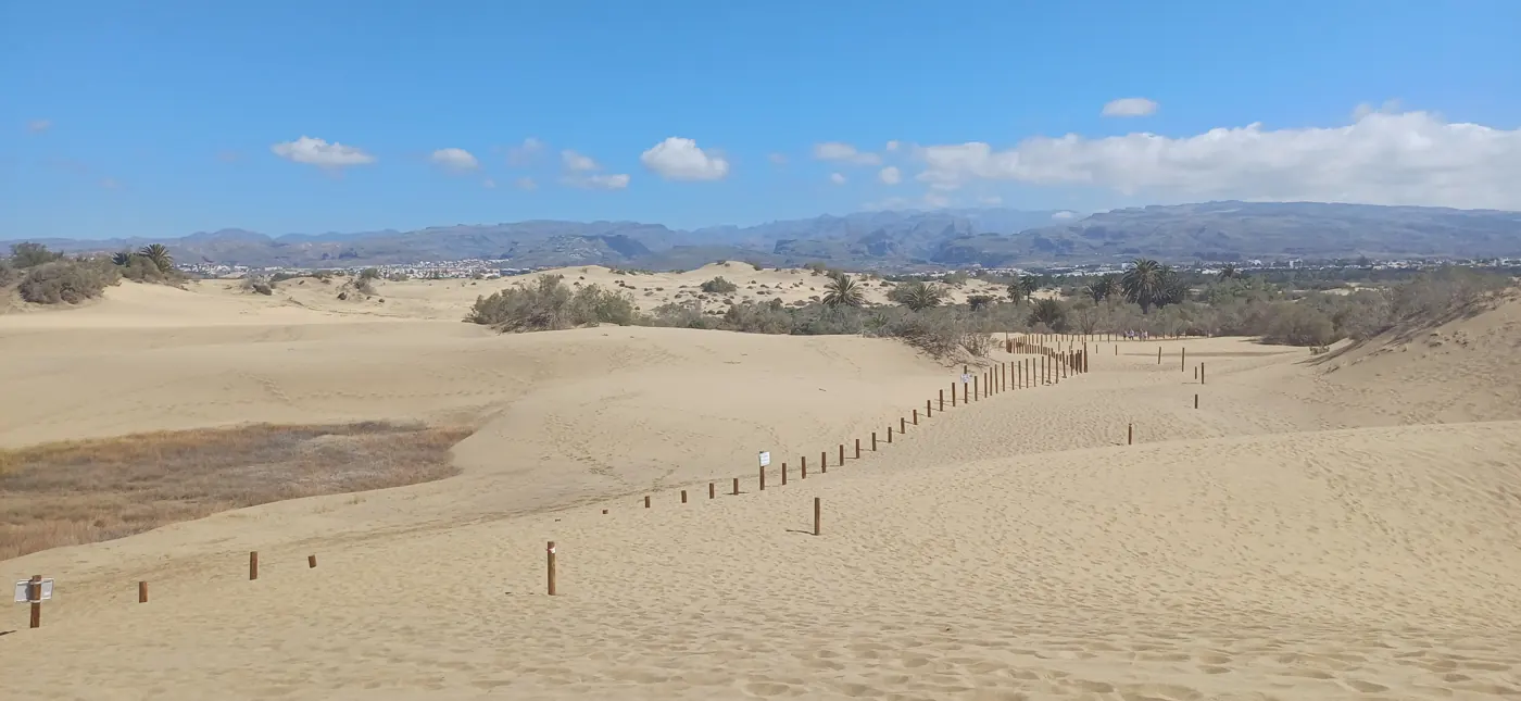 Vyznačená cesta v dunách Maspalomas s dřevěnými tyčkami