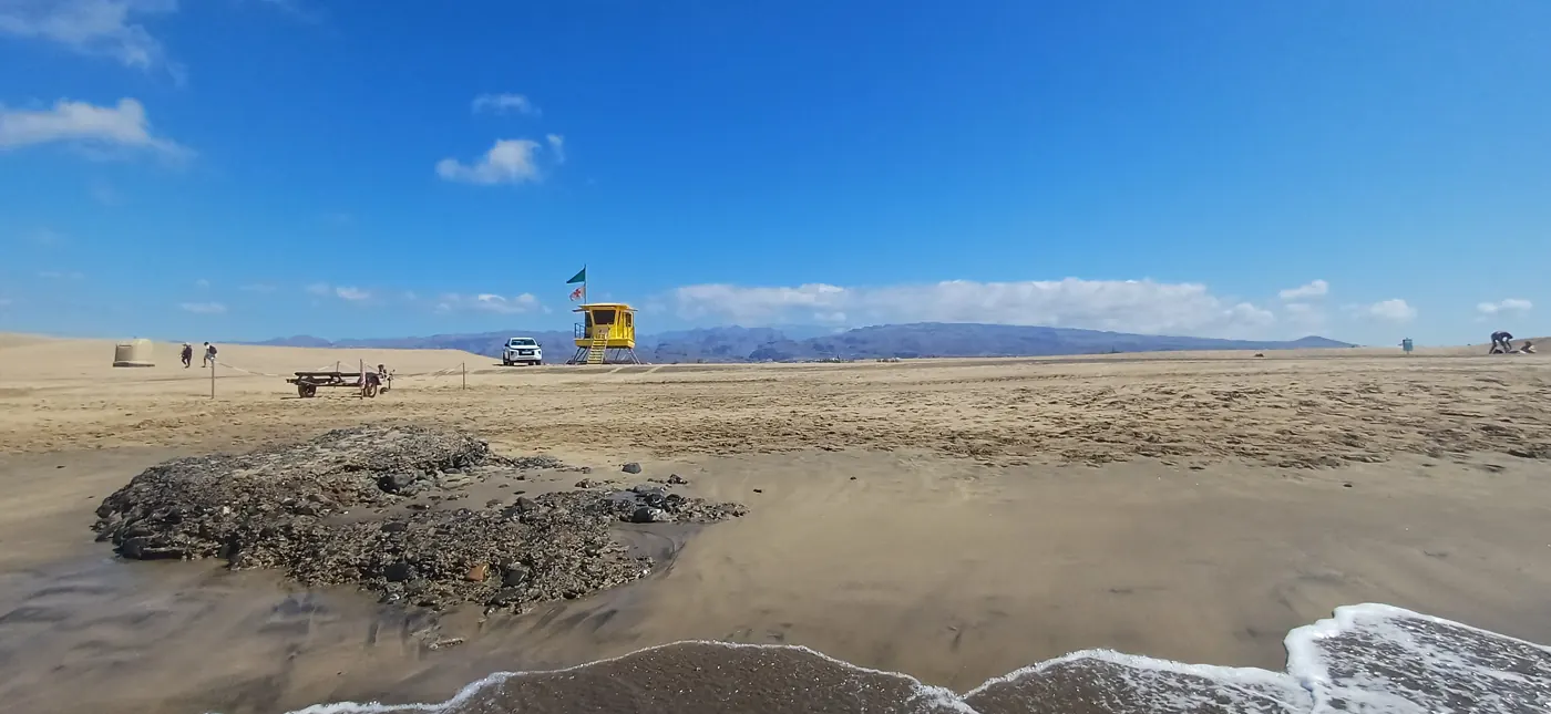 Pláž v Maspalomas se skalisky a plavčíkovou věží