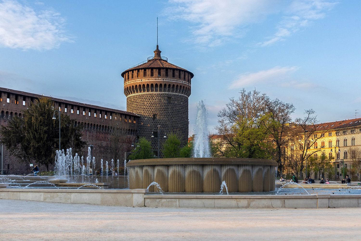 Castello Sforzesco v Miláně s věží Torrione del Carmine a fontánou