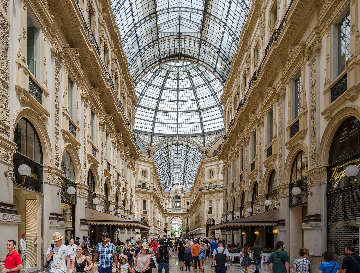Galleria Vittorio Emanuele II v Miláně se skleněnou střechou a davem lidí