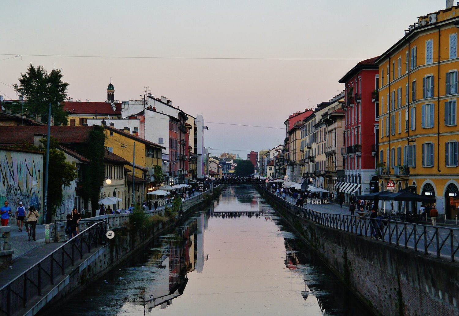 Kanál Naviglio Grande v Miláně navečer s barevnými domy na nábřeží