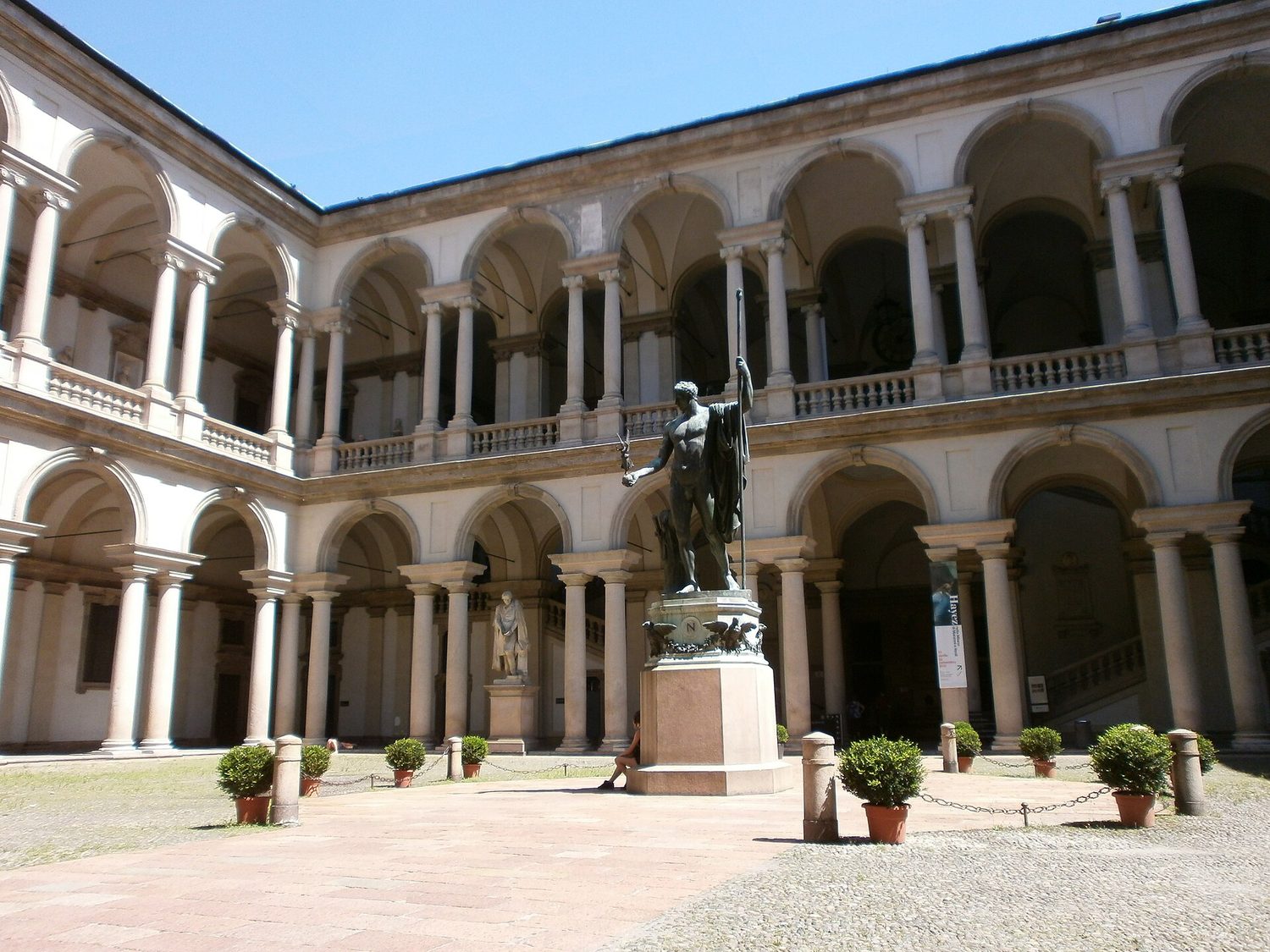 Arkádové nádvoří paláce Brera v Miláně se sochou uprostřed