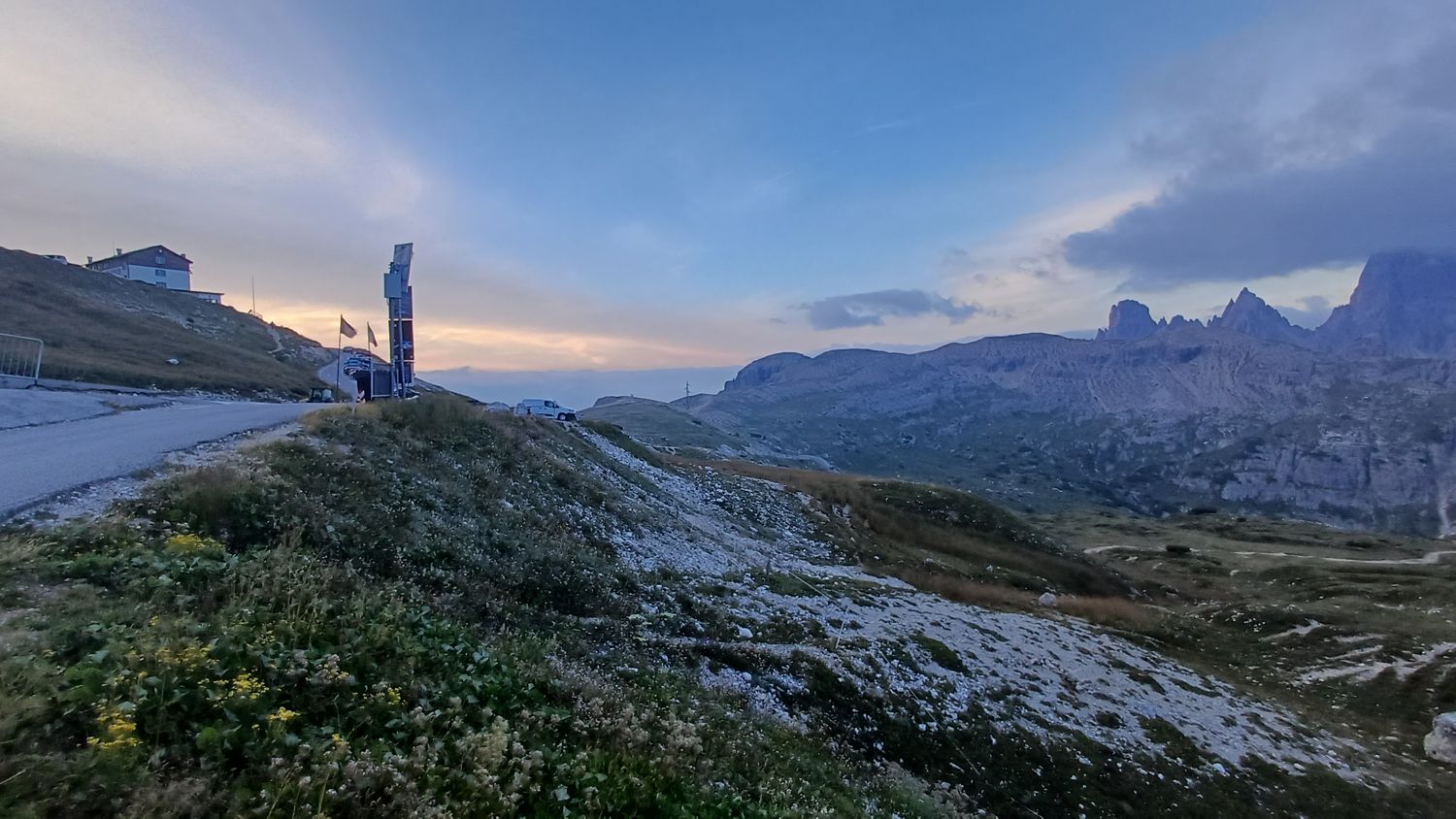 Ranní šero u Rifugio Auronzo, nad hřebeny první světlo