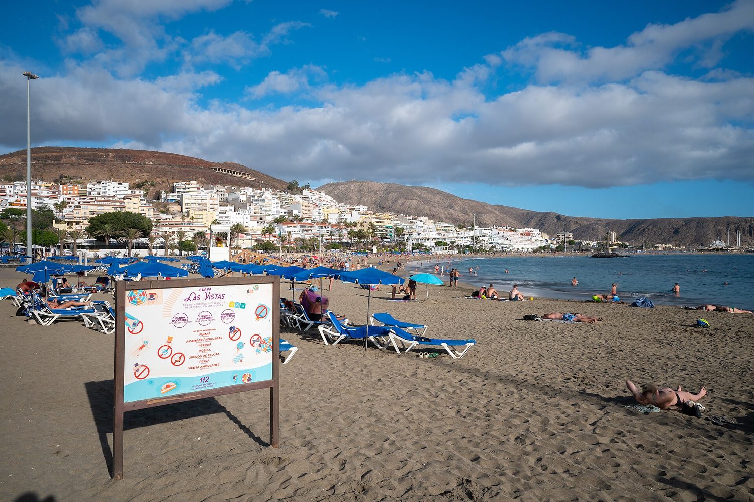 Pláž Las Vistas v Playa de las Américas na slunném jihu Tenerife