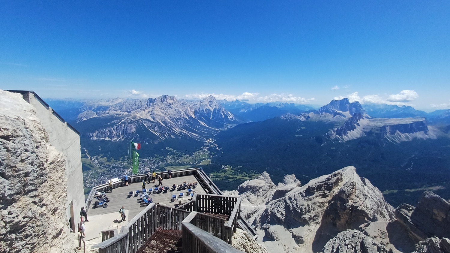 Vyhlídková terasa pod vrcholem Tofany, pod ní Cortina d'Ampezzo v údolí