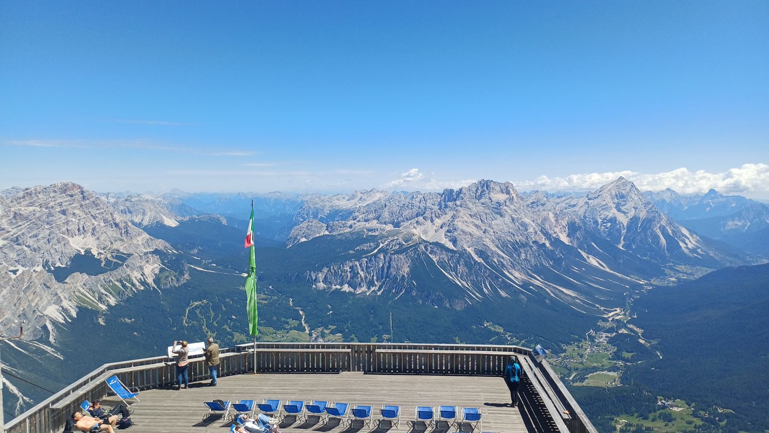 Vyhlídková terasa pod vrcholem Tofany nad Cortinou d’Ampezzo, červenec 2026