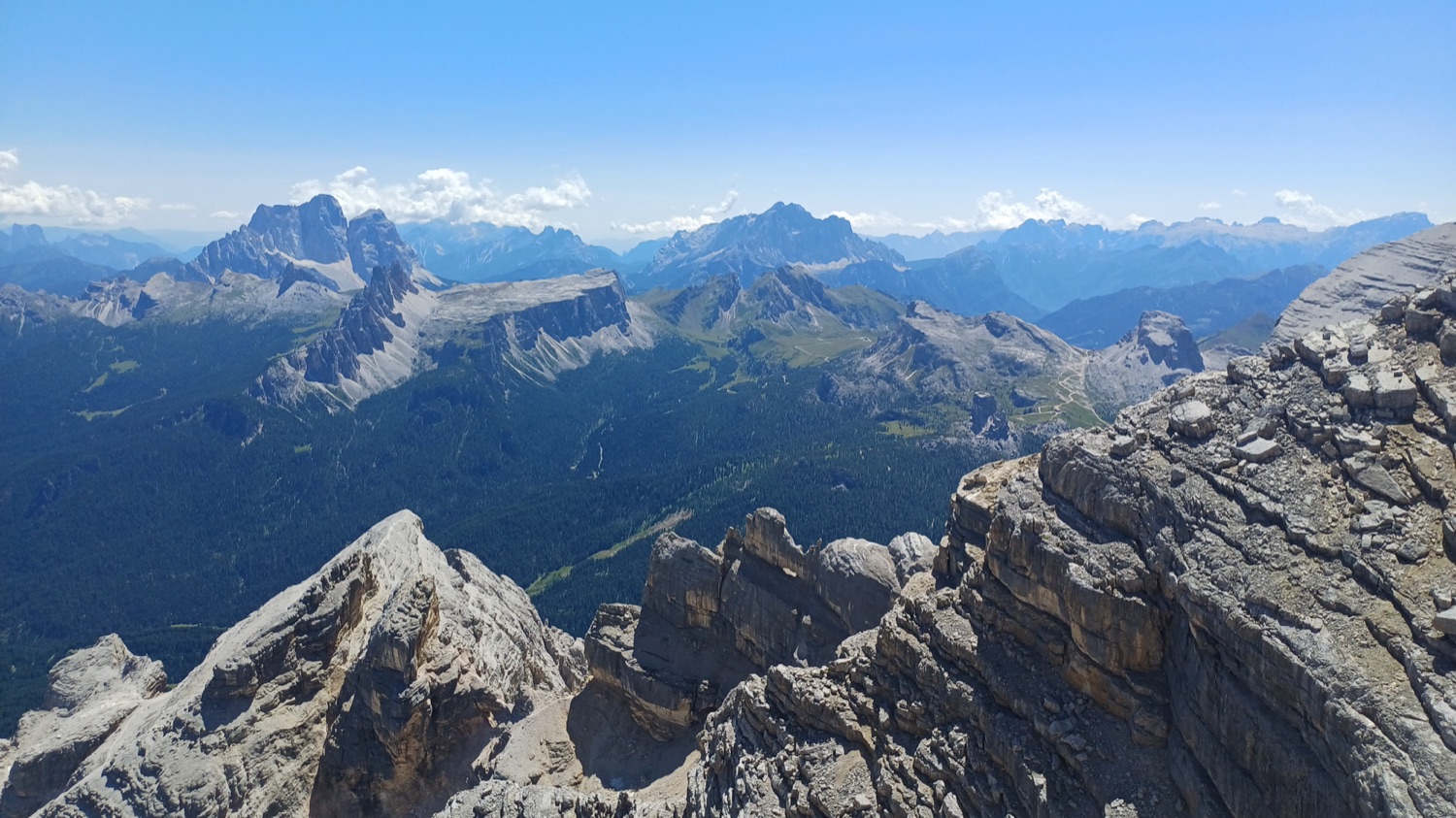 Skalní hřeben Tofany a výhled na okolní dolomitské štíty