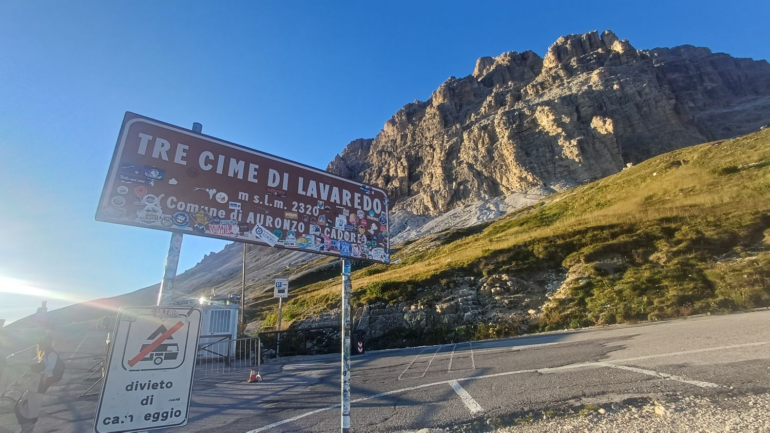 Cedule Tre Cime di Lavaredo a značka zákazu kempování na parkovišti