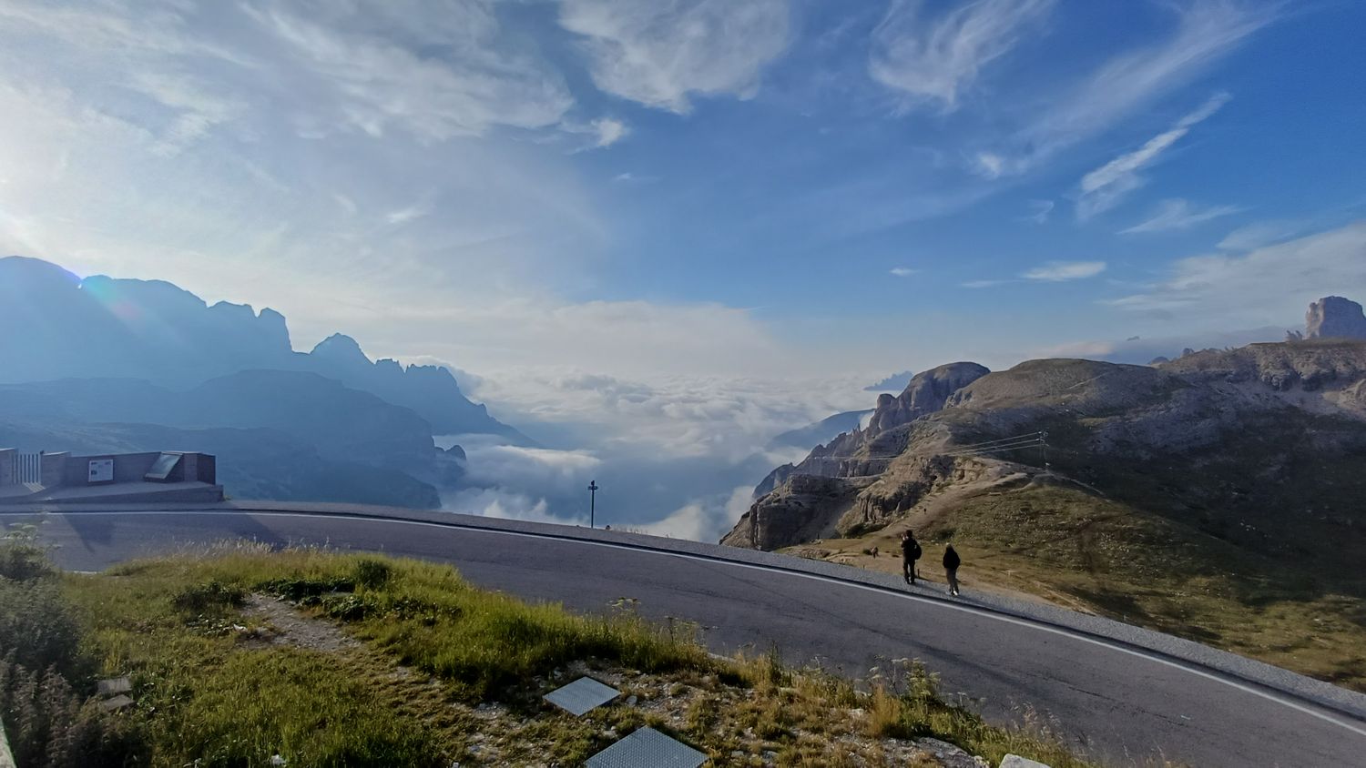 Silnice k parkovišti Tre Cime nad mořem mraků v údolí