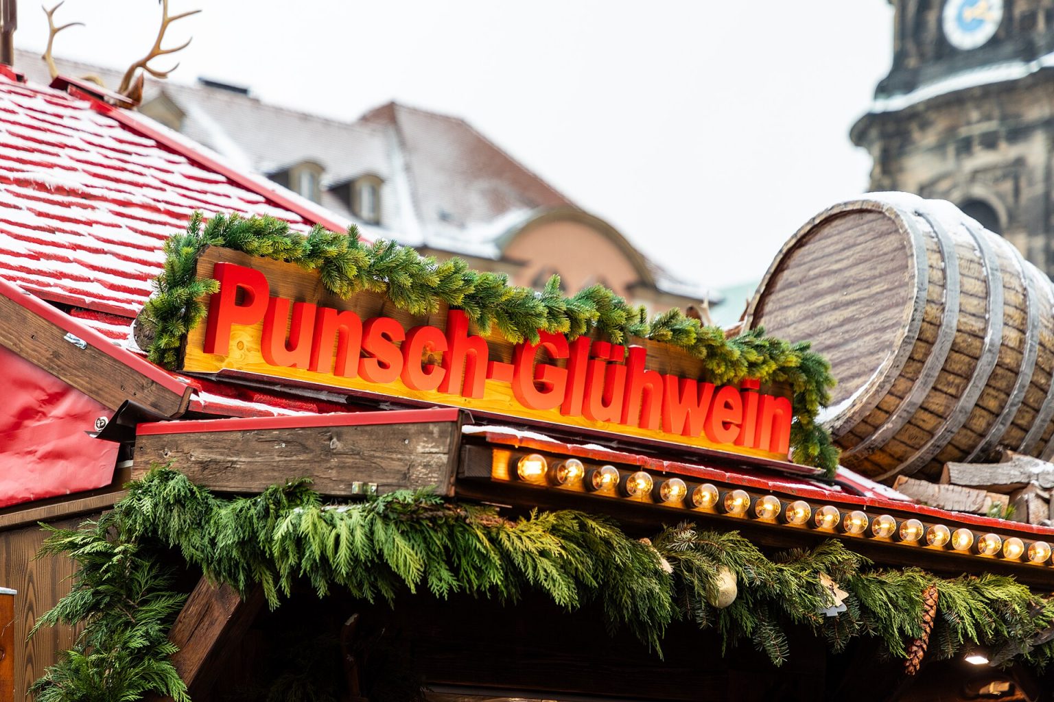 Stánek s nápisem Punsch-Glühwein na vánočním trhu v Drážďanech