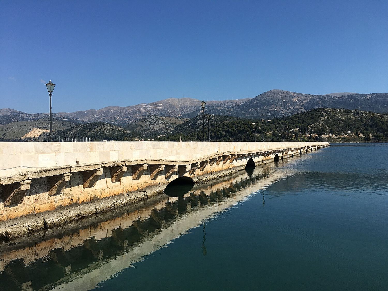 Kamenný most De Bosset přes záliv Koutavos v Argostoli na Kefalonii