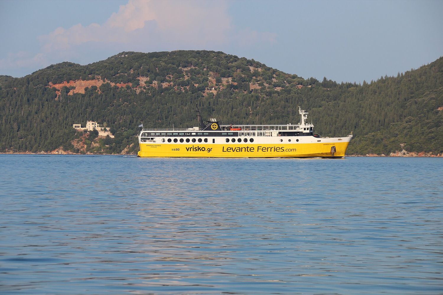 Žlutý trajekt Levante Ferries Andreas Kalvos připlouvá k přístavu Sami na Kefalonii