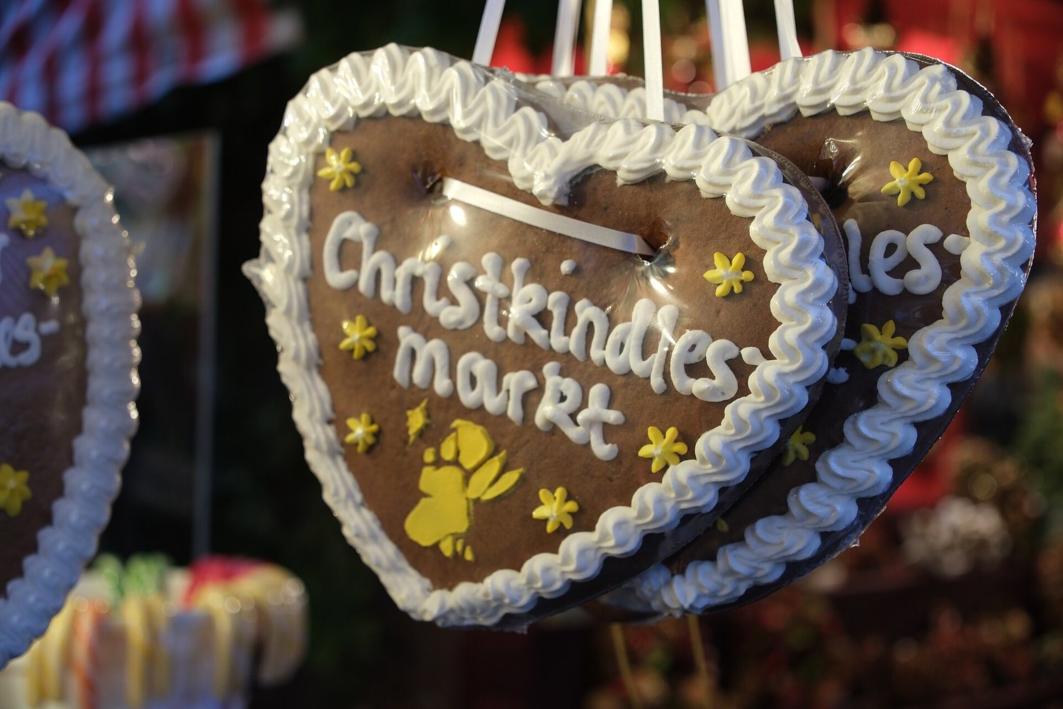 Perníkové srdce s bílým zdobením a nápisem Christkindlesmarkt na stánku v Norimberku