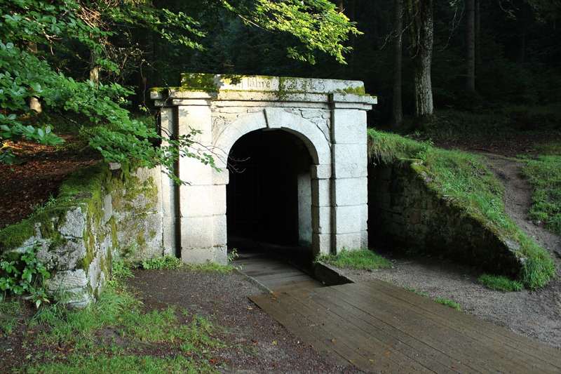Kamenný portál tunelu Schwarzenberského plavebního kanálu v lese