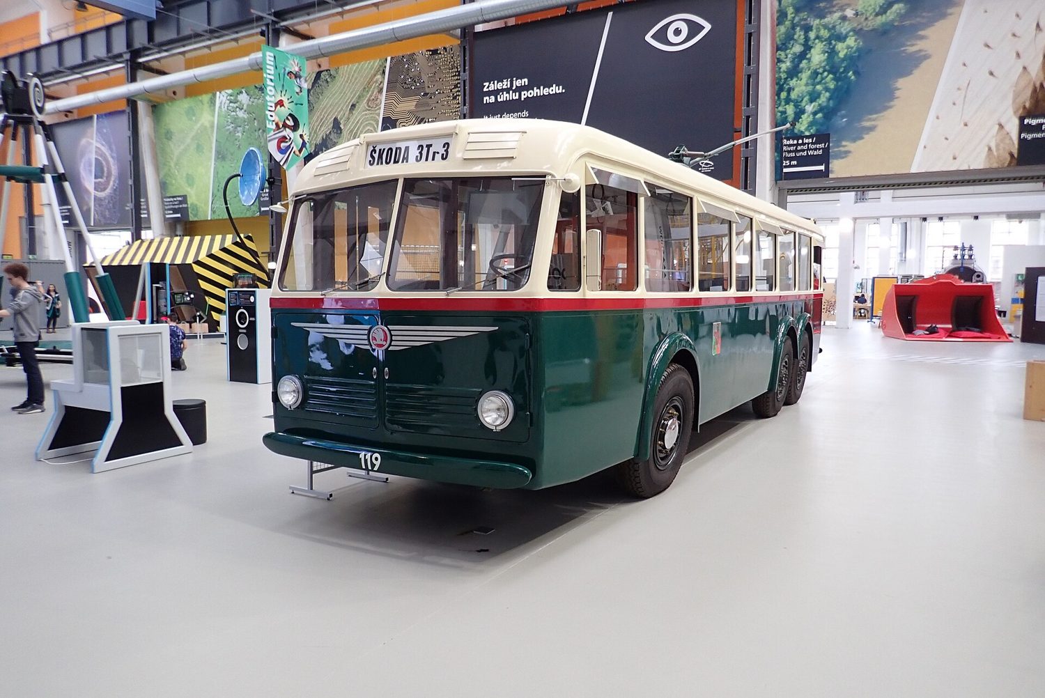Historický trolejbus Škoda 3Tr3 v hale Techmania Science Center v Plzni