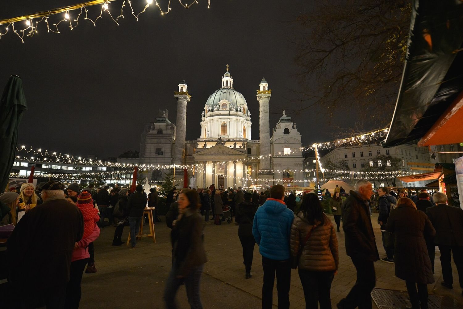 Vánoční trh Art Advent na Karlsplatzu, v pozadí nasvícený kostel svatého Karla Boromejského