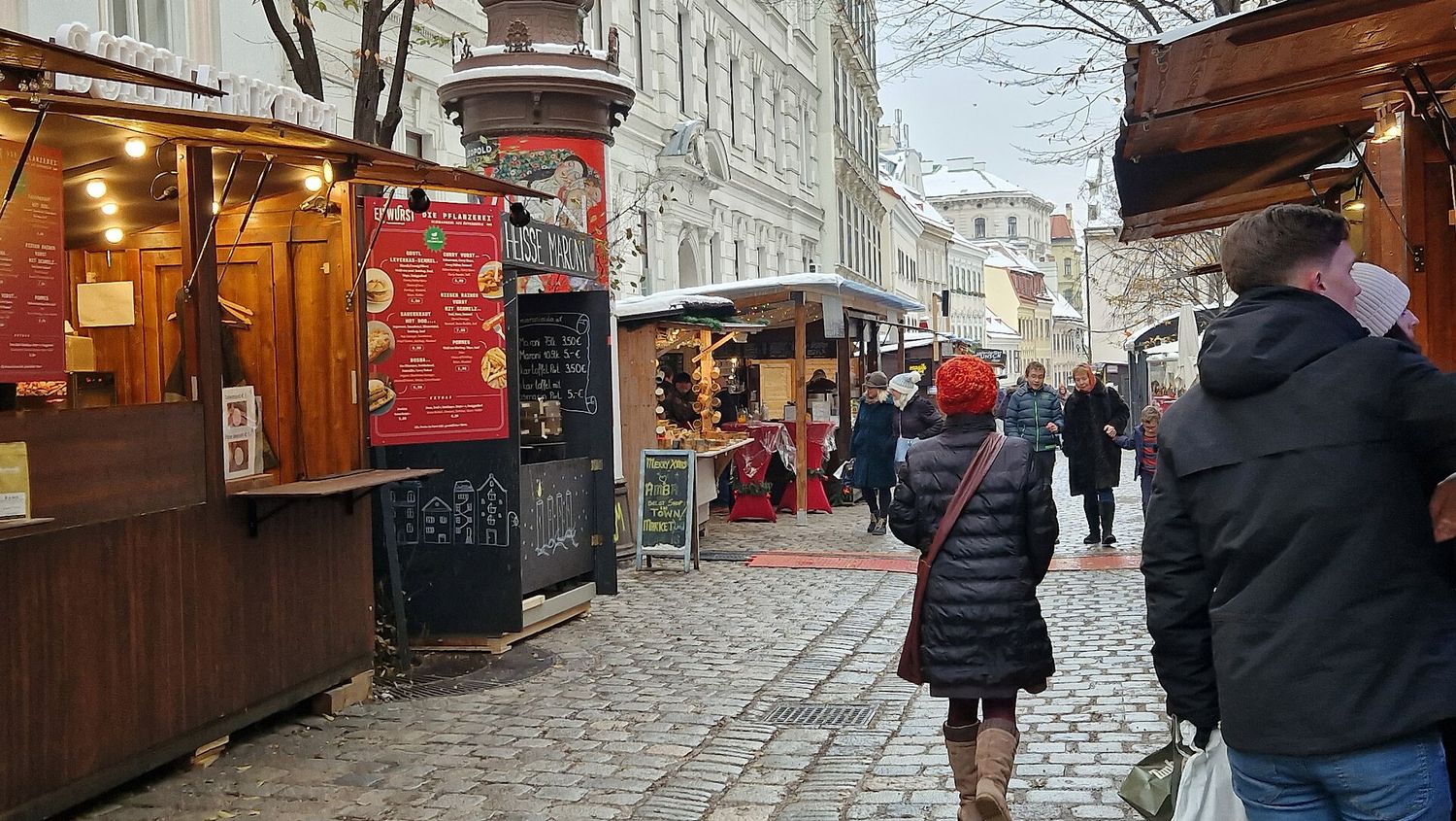 Dřevěné stánky v dlážděné uličce vánočního trhu Spittelberg ve Vídni
