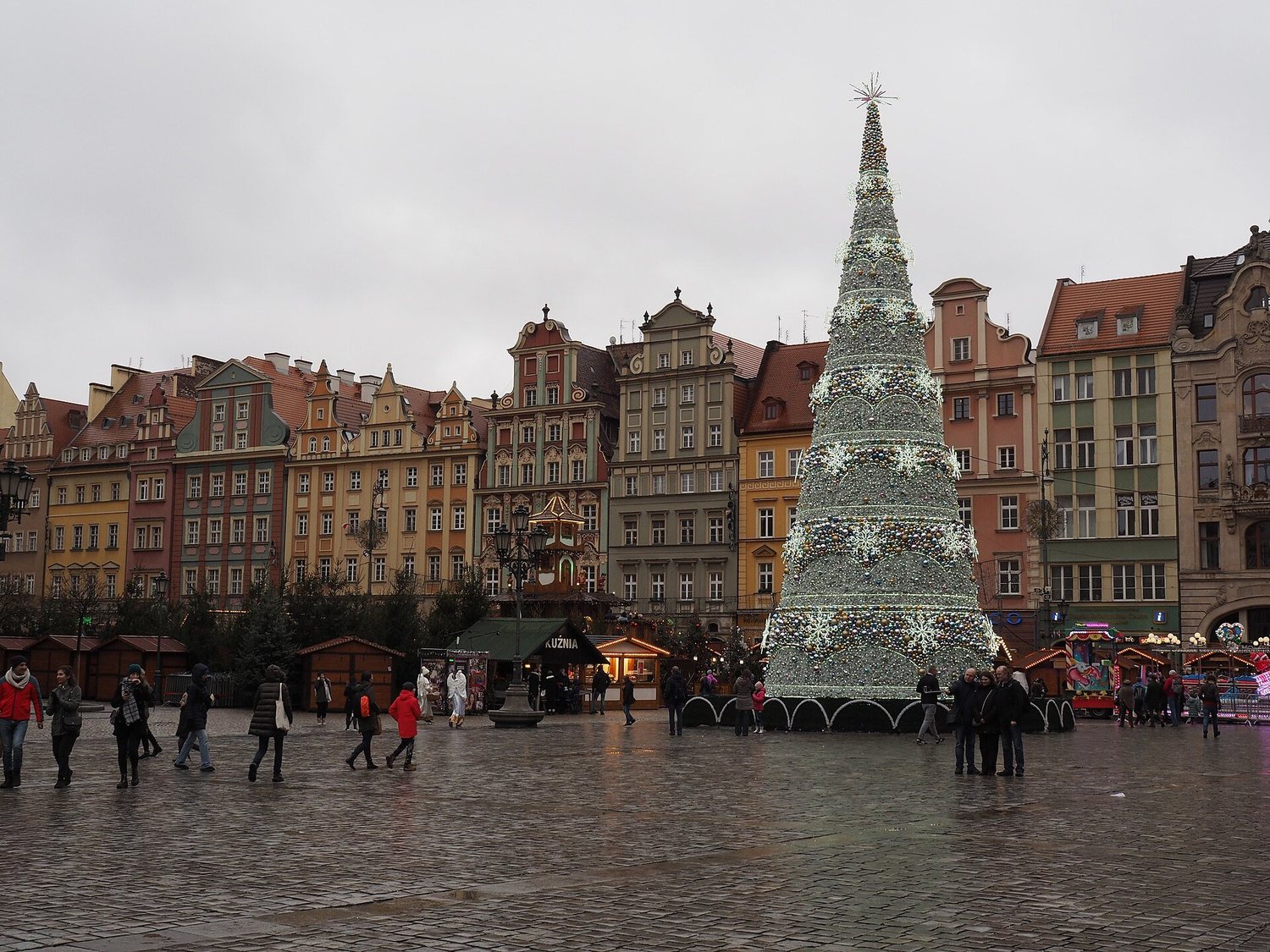 Rynek ve Vratislavi ve dne s vánočním stromem a řadou barevných měšťanských domů