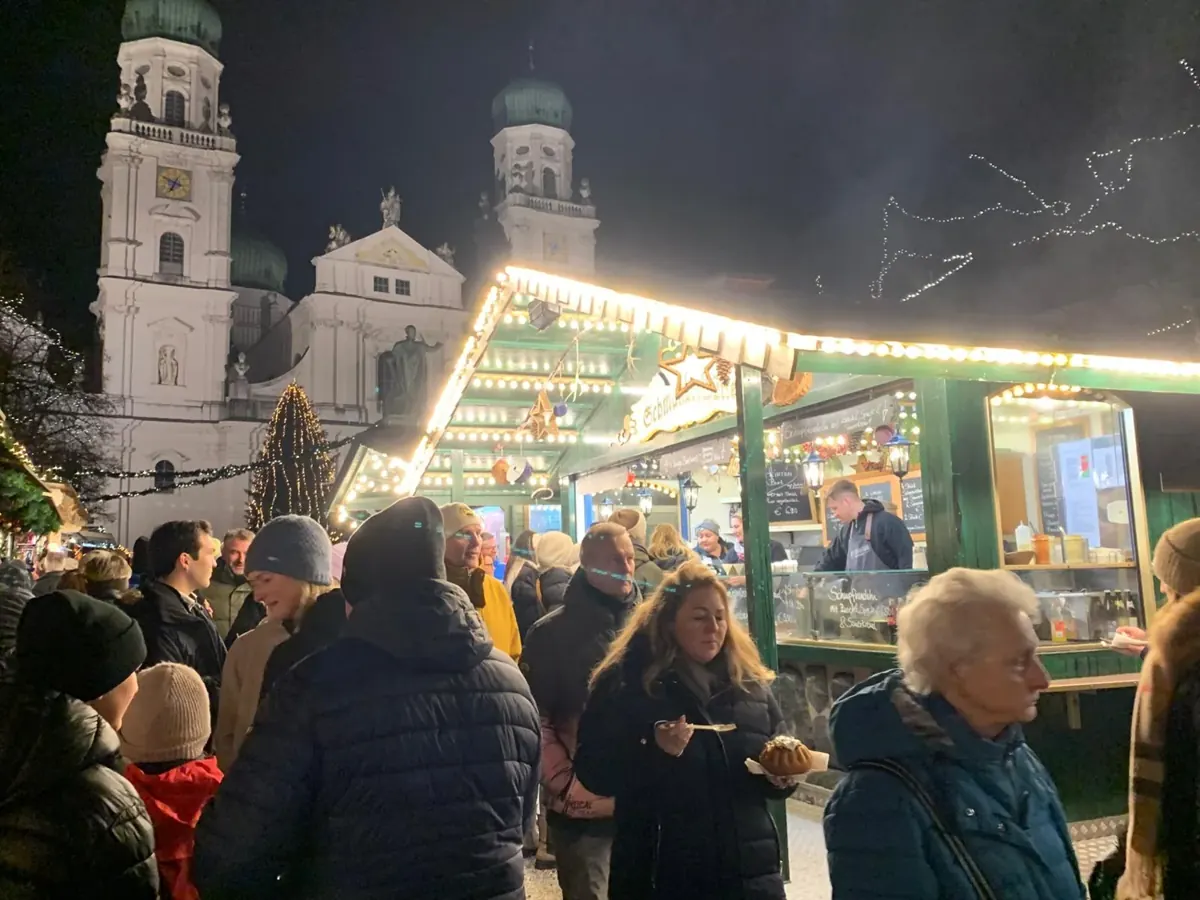 Stánky před pasovským dómem, prosinec 2024.